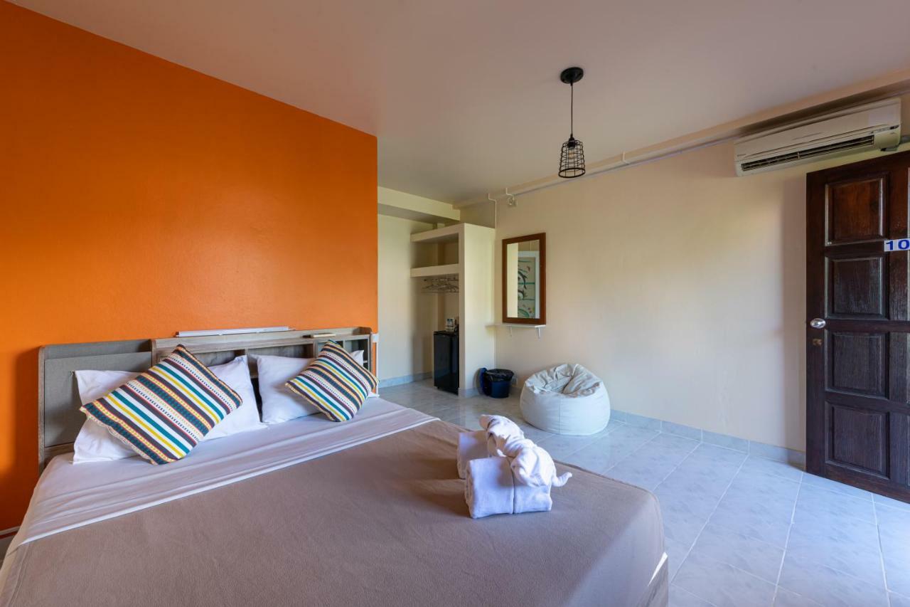 Mypatong Social Hostel Экстерьер фото